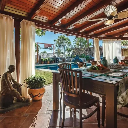 Βίλα Sleeps 10 With Pool Air Con And Wifi *