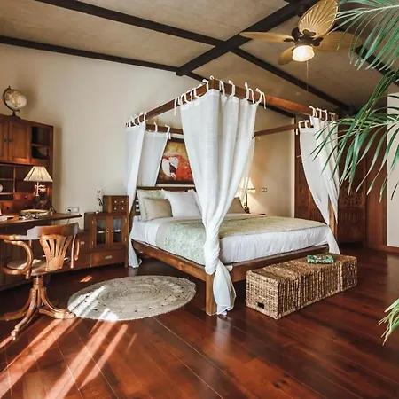 Sleeps 10 With Pool Air Con And Wifi Callao Salvaje