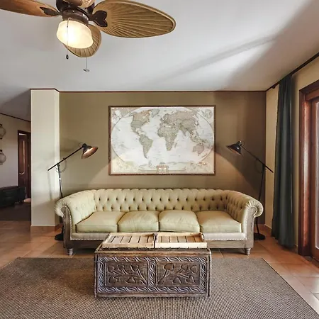 Sleeps 10 With Pool Air Con And Wifi Callao Salvaje