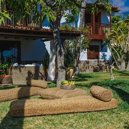 Sleeps 10 With Pool Air Con And Wifi Callao Salvaje